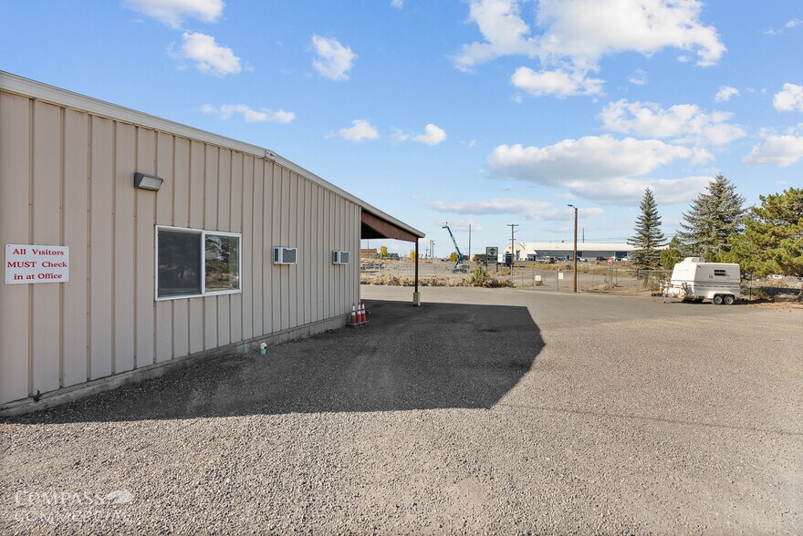 498 SW Veterans Way, Redmond, OR à vendre - Photo du bâtiment - Image 3 de 14