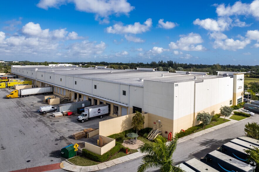 1315 N Jog, West Palm Beach, FL à louer - Photo du bâtiment - Image 2 de 10