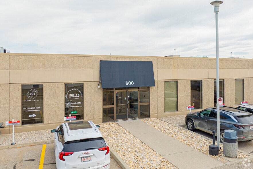 5920 1A St SW, Calgary, AB à louer - Photo du bâtiment - Image 3 de 23