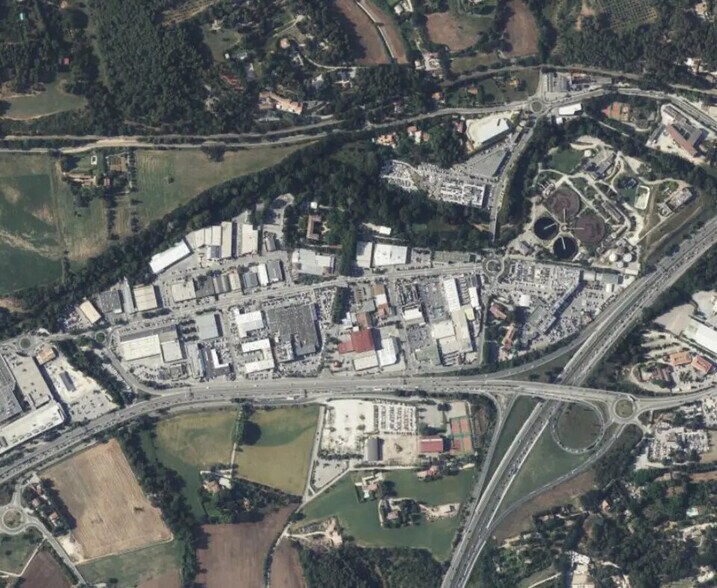 Commerce de détail dans Aix-en-Provence à louer - Photo du bâtiment - Image 2 de 5