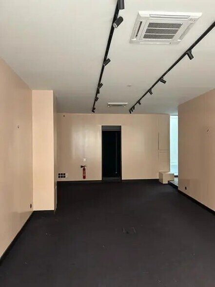 Flex in Bordeaux for lease - Interior Photo - Image 2 of 3