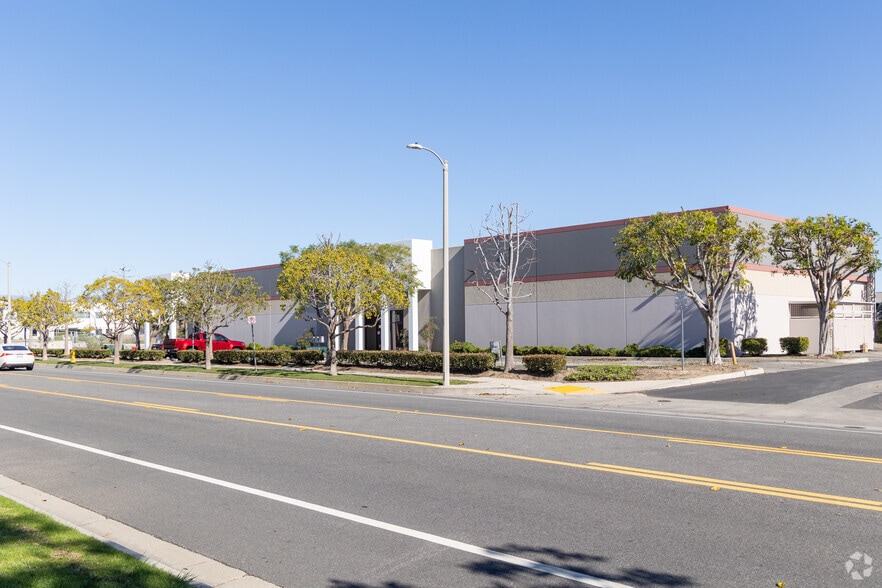 900-910 Graves Ave, Oxnard, CA for lease - Building Photo - Image 2 of 2