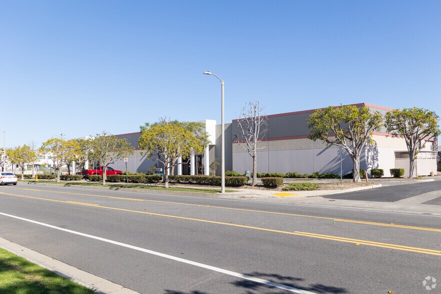 900-910 Graves Ave, Oxnard, CA à louer - Photo du bâtiment - Image 2 de 2