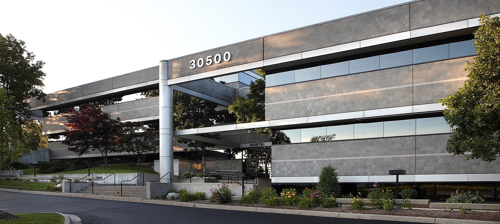 30500 Northwestern Hwy, Farmington Hills, MI à louer Photo principale- Image 1 de 8