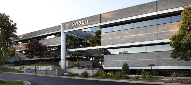 More details for 30500 Northwestern Hwy, Farmington Hills, MI - Coworking for Lease