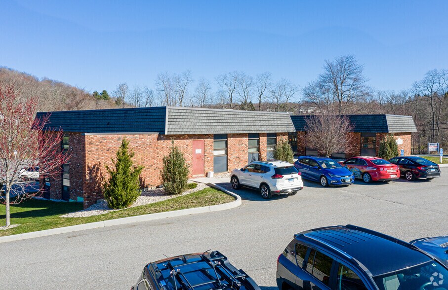 30 Peck Rd, Torrington, CT à louer - Photo principale - Image 1 de 11