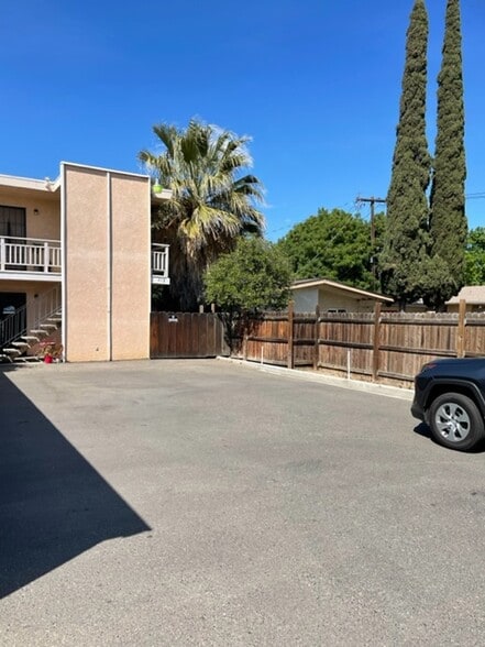 218 W K St, Los Banos, CA à vendre - Photo principale - Image 1 de 65
