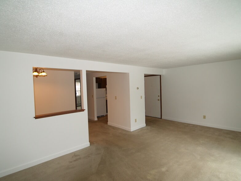 Meadowlawn and Meadowspring Apartments portfolio of 2 properties for sale on LoopNet.ca - Building Photo - Image 2 of 24