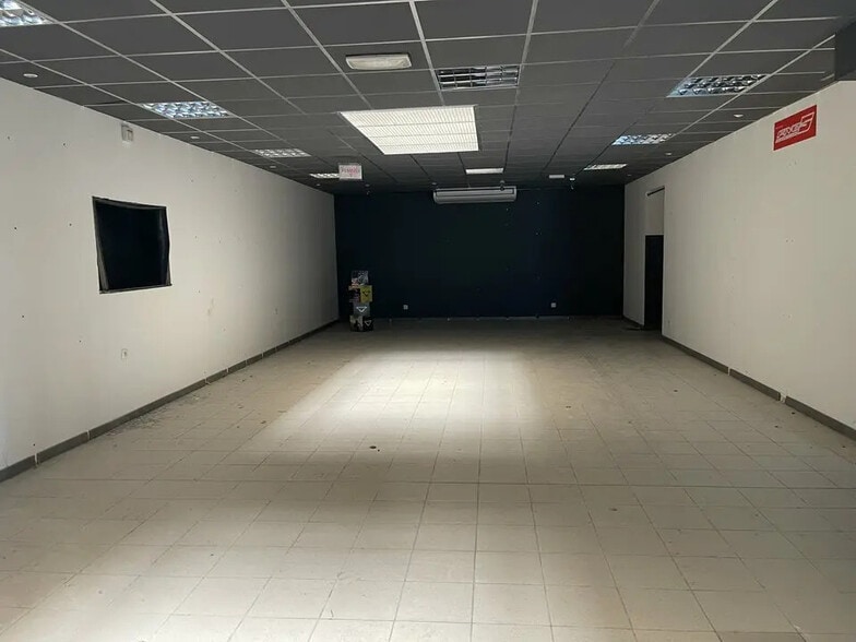 Retail in Gémenos for lease - Building Photo - Image 1 of 9