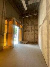 490 NW 36th St, Miami, FL for lease Interior Photo- Image 2 of 4