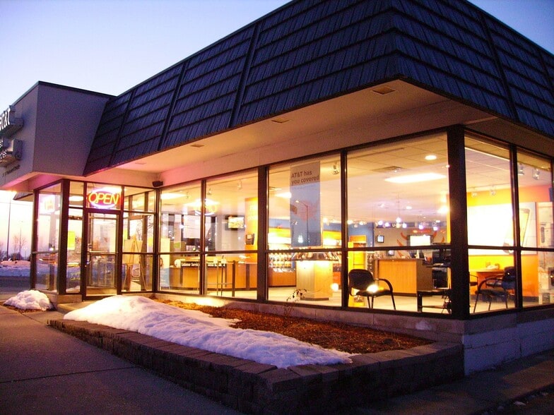 2202 E Moreland Blvd, Waukesha, WI for lease - Building Photo - Image 3 of 3