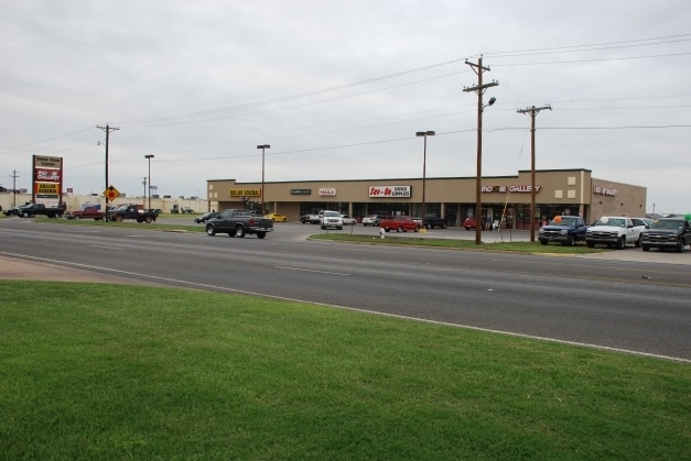 905 Hillcrest Dr, Vernon, TX for lease - Primary Photo - Image 2 of 4