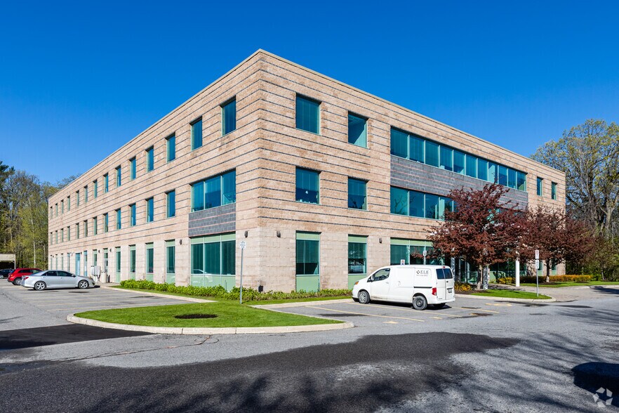 1 Hines Rd, Ottawa, ON à louer - Photo du bâtiment - Image 2 de 6
