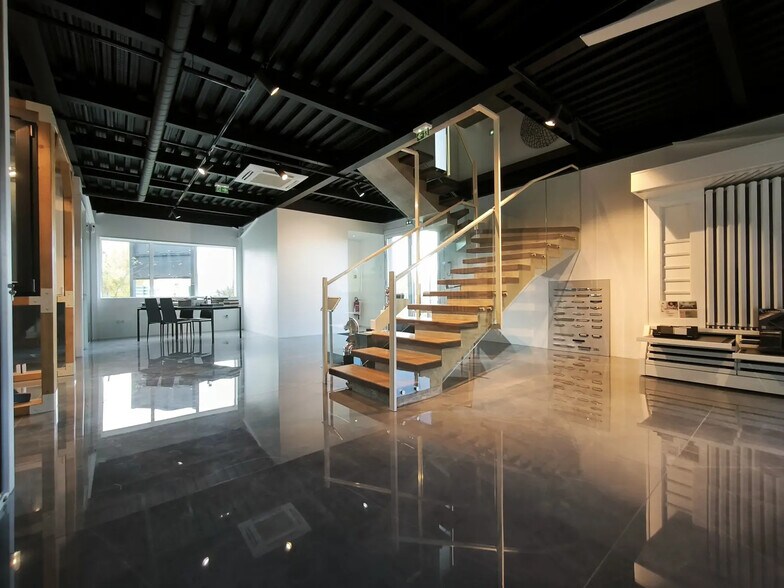 Flex in Viarmes for lease - Building Photo - Image 2 of 17