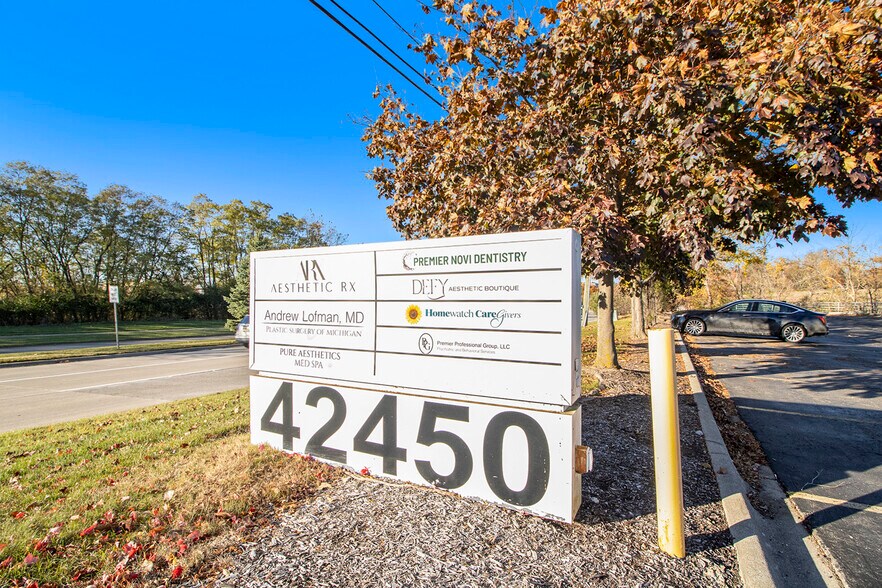 42450 W 12 Mile Rd, Novi, MI à louer - Photo du bâtiment - Image 2 de 16
