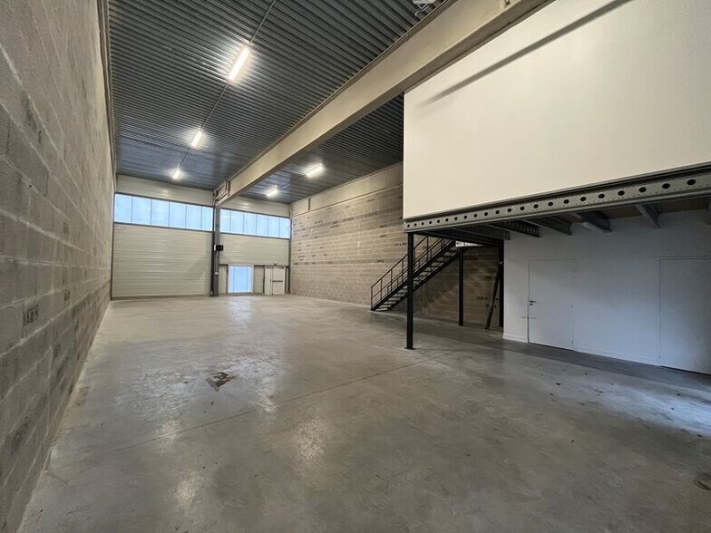 Flex in Floirac for lease - Building Photo - Image 2 of 8