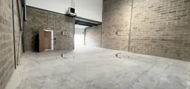 Flex in Feucherolles for lease - Building Photo - Image 1 of 4