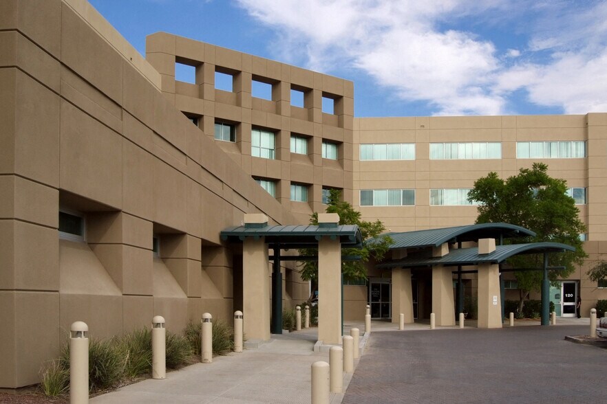 2222 E Highland Ave, Phoenix, AZ à louer - Photo du bâtiment - Image 3 de 10
