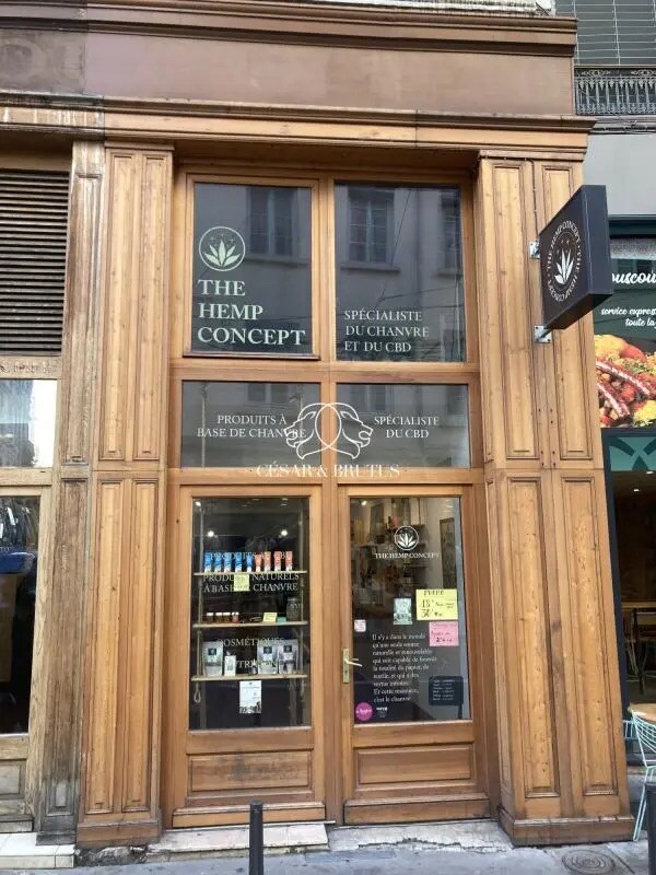 Commerce de détail dans Lyon à louer Photo du bâtiment- Image 1 de 5