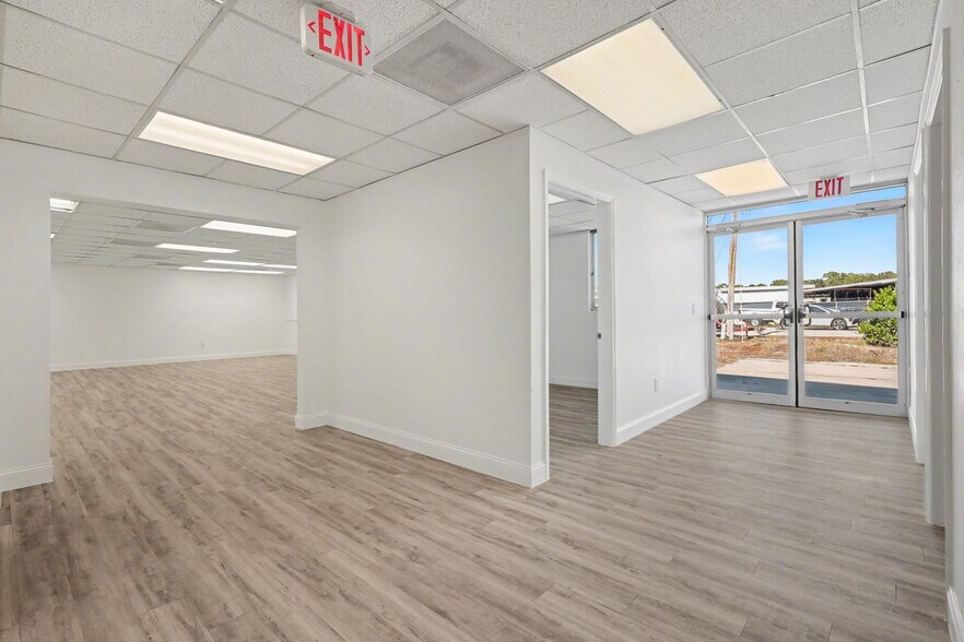1288 N Tamiami Trl, North Fort Myers, FL à vendre - Photo du bâtiment - Image 2 de 21