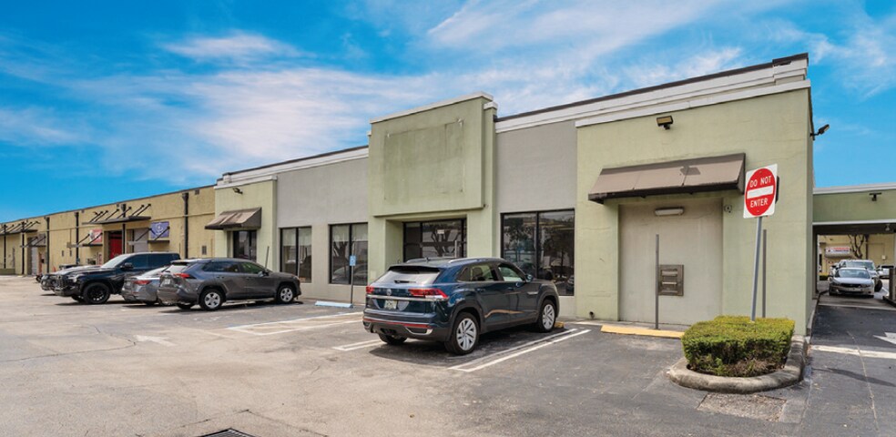 7212-7298 NW 25th St, Miami, FL à louer - Photo principale - Image 3 de 11
