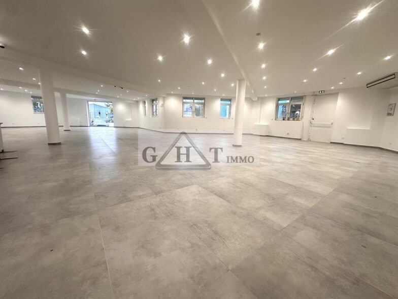 Office in Créteil for lease - Interior Photo - Image 1 of 6