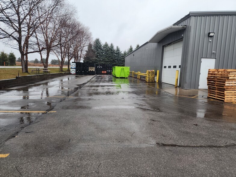 6220 S Railway Cmn, Williamsburg, MI à louer - Photo du bâtiment - Image 3 de 8