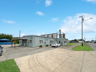 More details for 1569 & 1571 N. Austin Street, Seguin, TX - Industrial for Sale