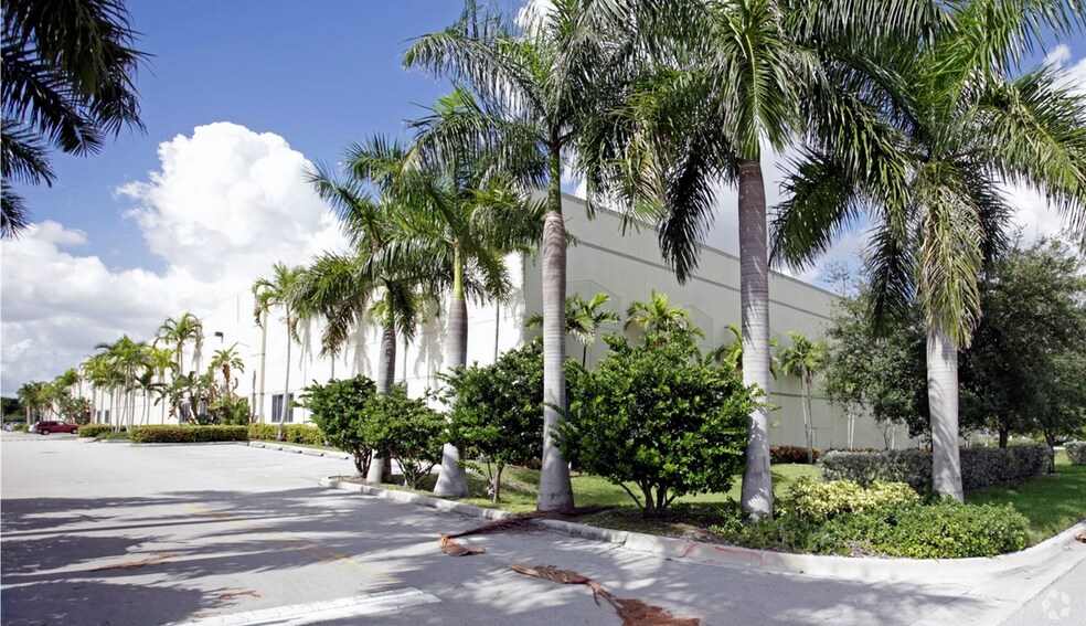 16200 NW 59th Ave, Miami Lakes, FL à louer - Photo du bâtiment - Image 2 de 6