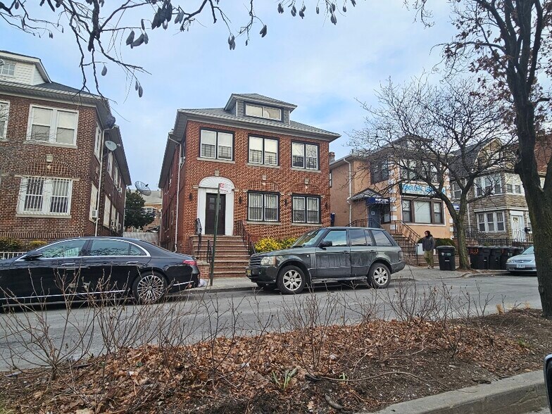 3733 75th St, Jackson Heights, NY à vendre - Photo du bâtiment - Image 3 de 9