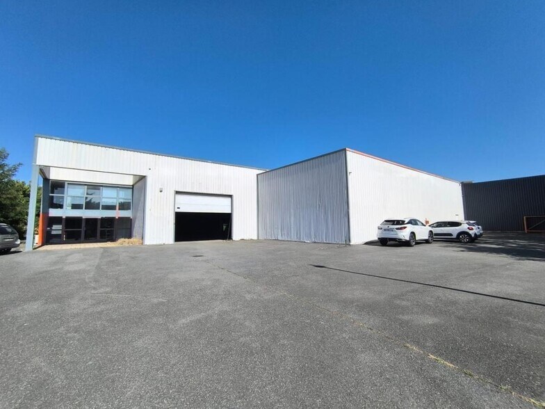 Flex in CIVRIEUX-D'AZERGUES for sale - Building Photo - Image 1 of 4