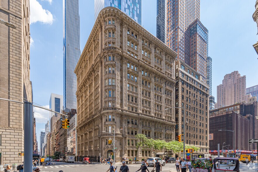 180 W 58th St, New York, NY for sale - Primary Photo - Image 1 of 4