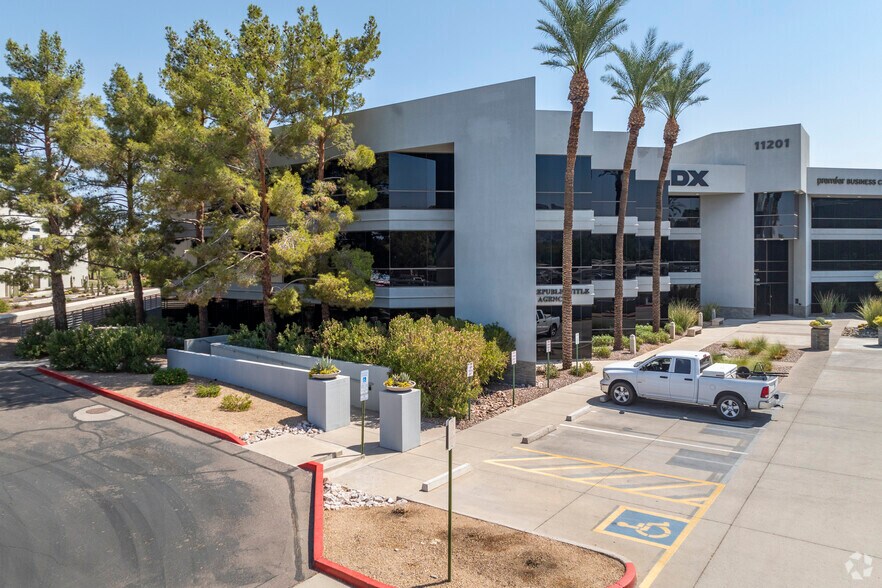 11201 N Tatum Blvd, Phoenix, AZ à louer - Photo du bâtiment - Image 1 de 5