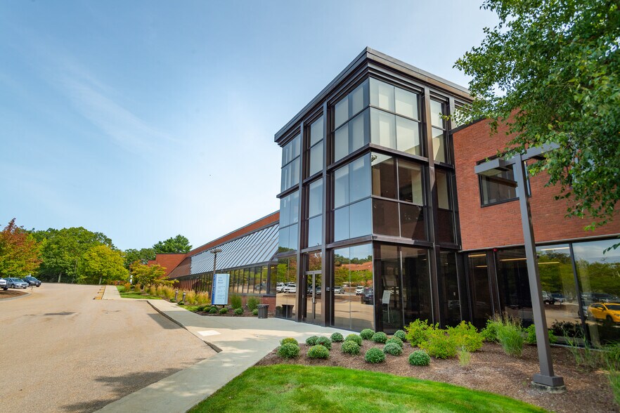 575 West St, Mansfield, MA à louer - Photo du bâtiment - Image 3 de 17
