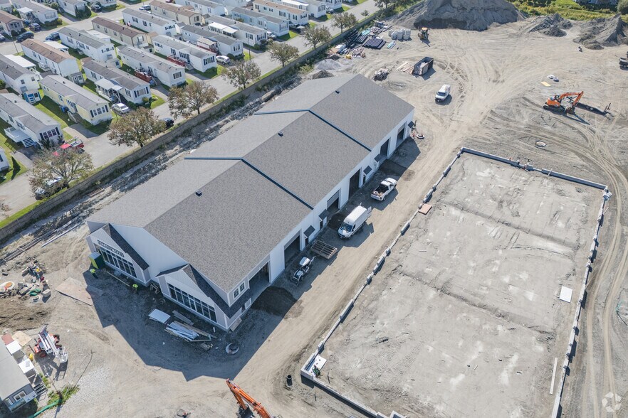 300 Coddington Hwy, Middletown, RI à louer - Photo du bâtiment - Image 2 de 2