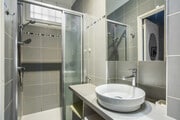 Salle de bain moderne avec douche spacieuse et design élégant.
