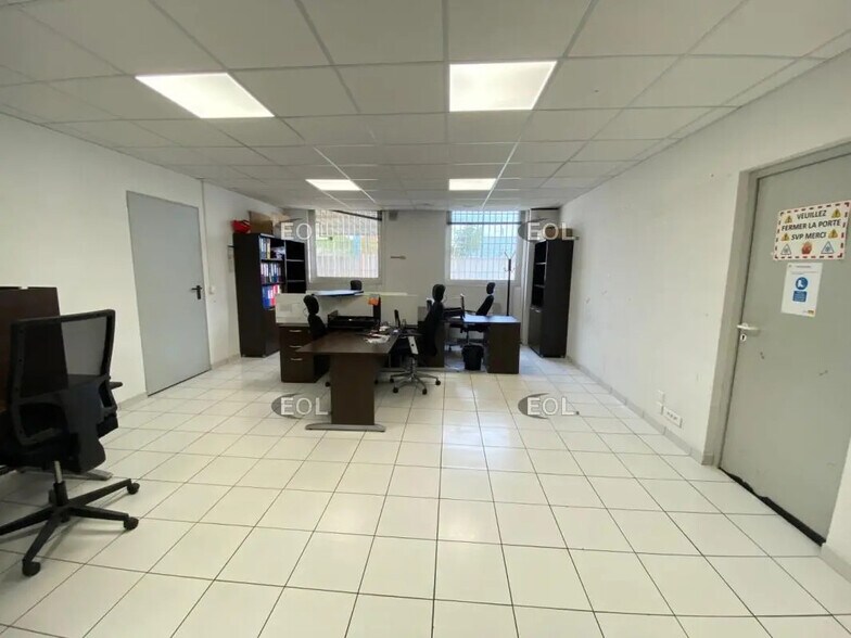 Flex in Marseille for lease - Interior Photo - Image 3 of 9