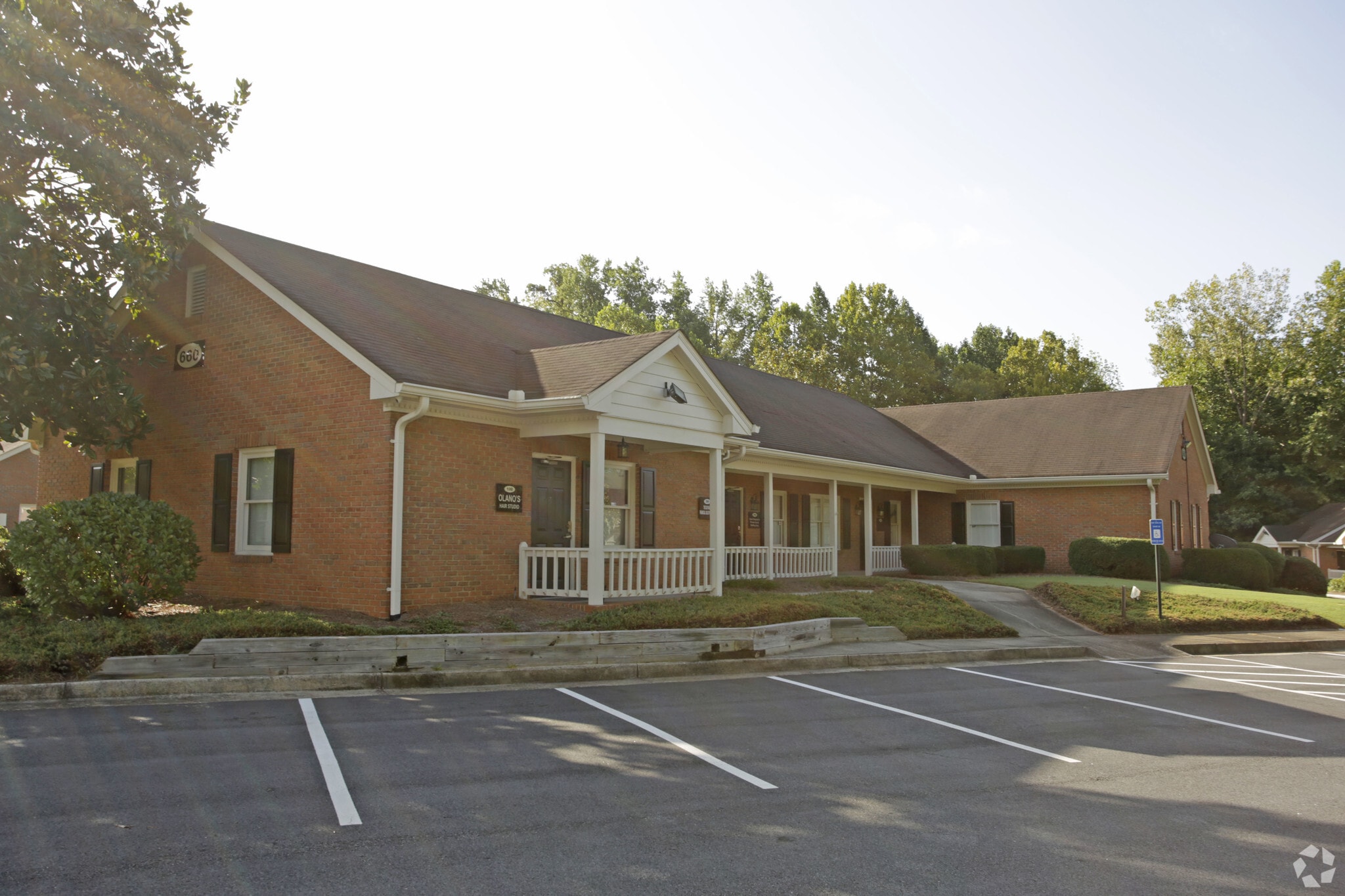 660 Hillcrest Rd, Lilburn, GA for lease Primary Photo- Image 1 of 9