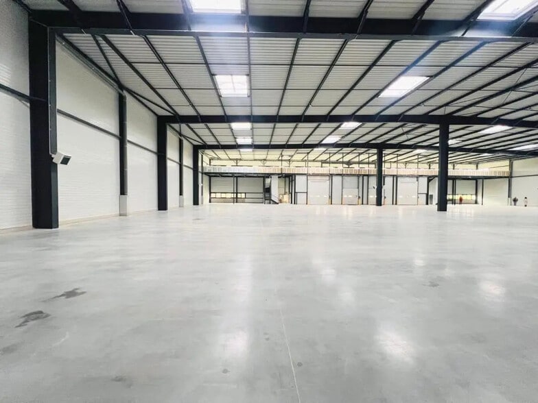 Flex in Plaisir for lease - Building Photo - Image 2 of 26