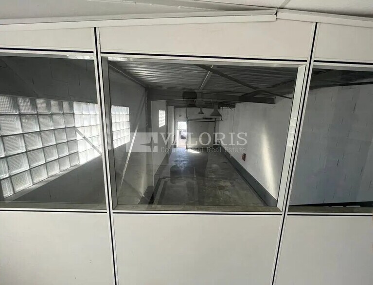 Flex in Vénissieux for lease - Interior Photo - Image 3 of 30