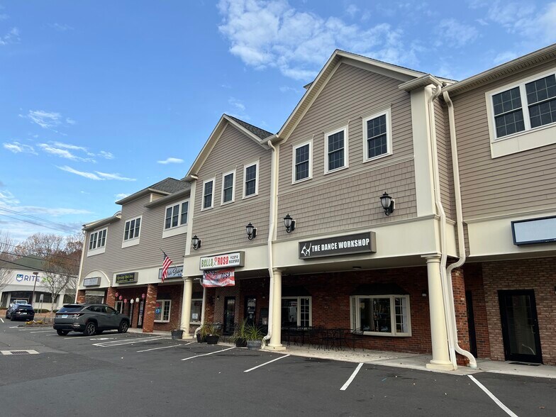 500 Monroe Tpke, Monroe, CT à louer - Photo du bâtiment - Image 2 de 5