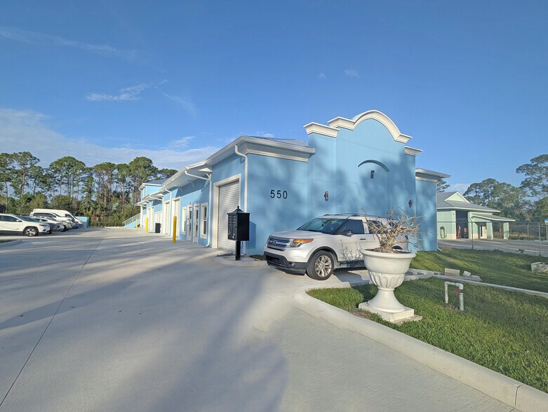 550 Martin Road, Palm Bay, FL à louer - Photo du bâtiment - Image 2 de 12