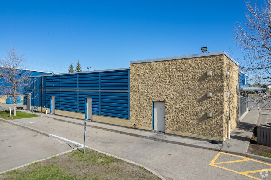 4575 25th St SE, Calgary, AB à louer - Photo du bâtiment - Image 2 de 5