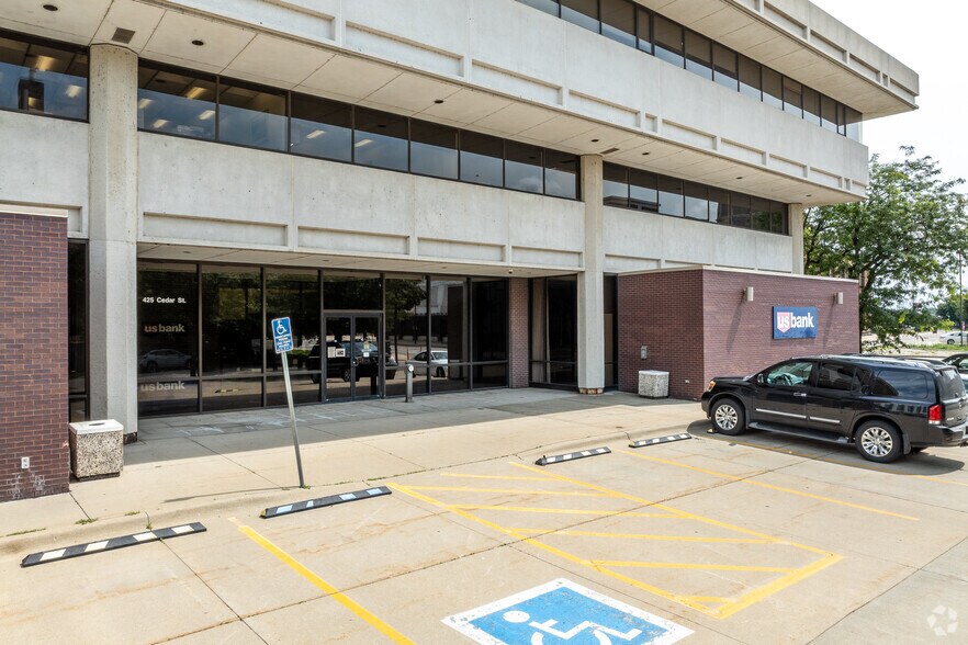 425 Cedar St, Waterloo, IA à vendre - Photo du bâtiment - Image 3 de 6