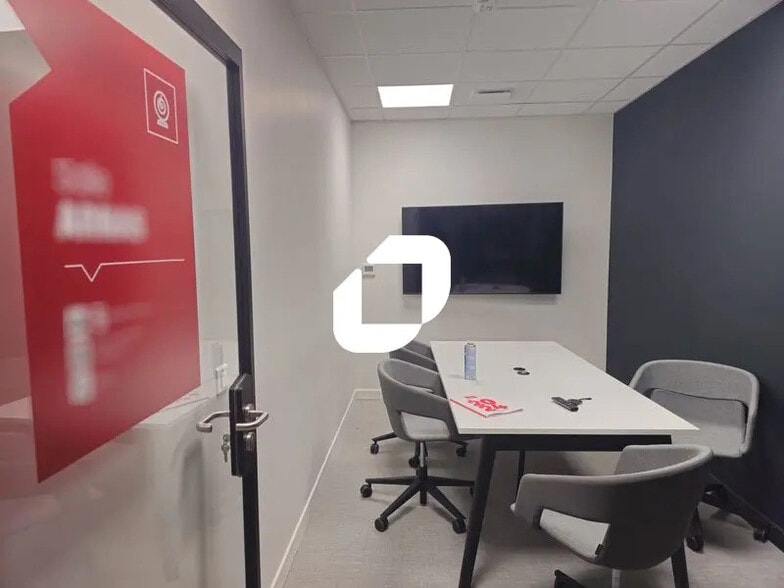 Office in Tremblay-en-France for lease - Building Photo - Image 3 of 13