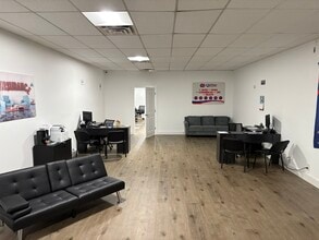 4850-4860 S State Road 7, Hollywood, FL à louer Photo intérieure- Image 2 de 5