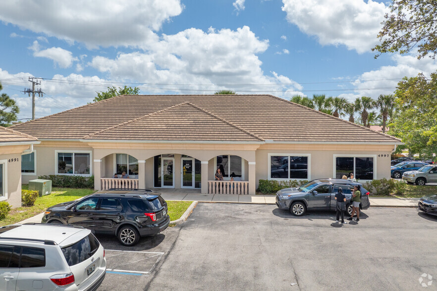 4995-4997 Royal Gulf Cir, Fort Myers, FL à vendre - Photo du b timent - Image 2 de 6