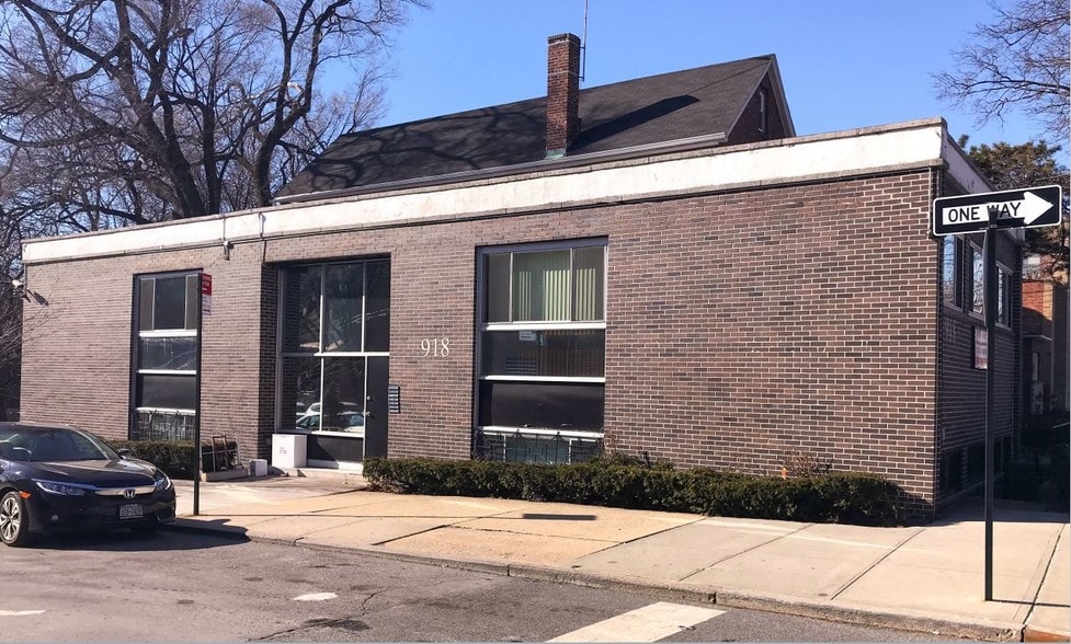 918 Pelham Pky S, Bronx, NY for lease - Building Photo - Image 2 of 4