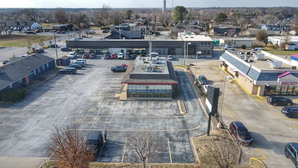 1117 N Walton Blvd, Bentonville, AR à louer - Photo du bâtiment - Image 2 de 2