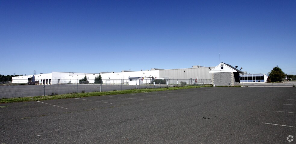 1735 Jersey Ave, North Brunswick, NJ à louer - Photo principale - Image 1 de 2